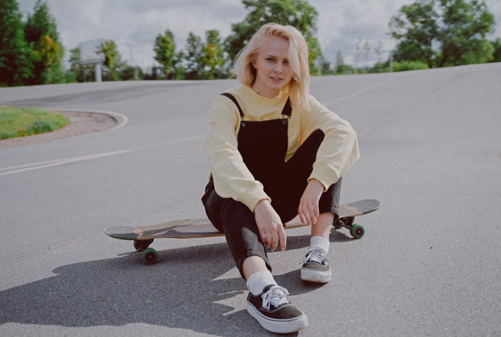 Tomboy fashion style defies norms, blending traditional gender lines for an androgynous vibe